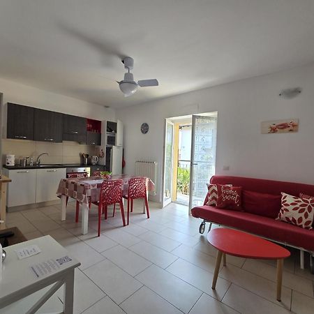 Red Apartment - Residenza Silvana Вербанія Екстер'єр фото